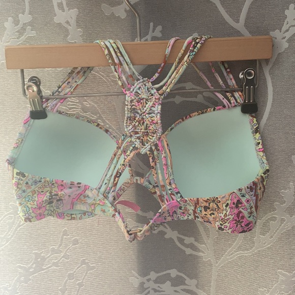 Bikini - Picture 2 of 6